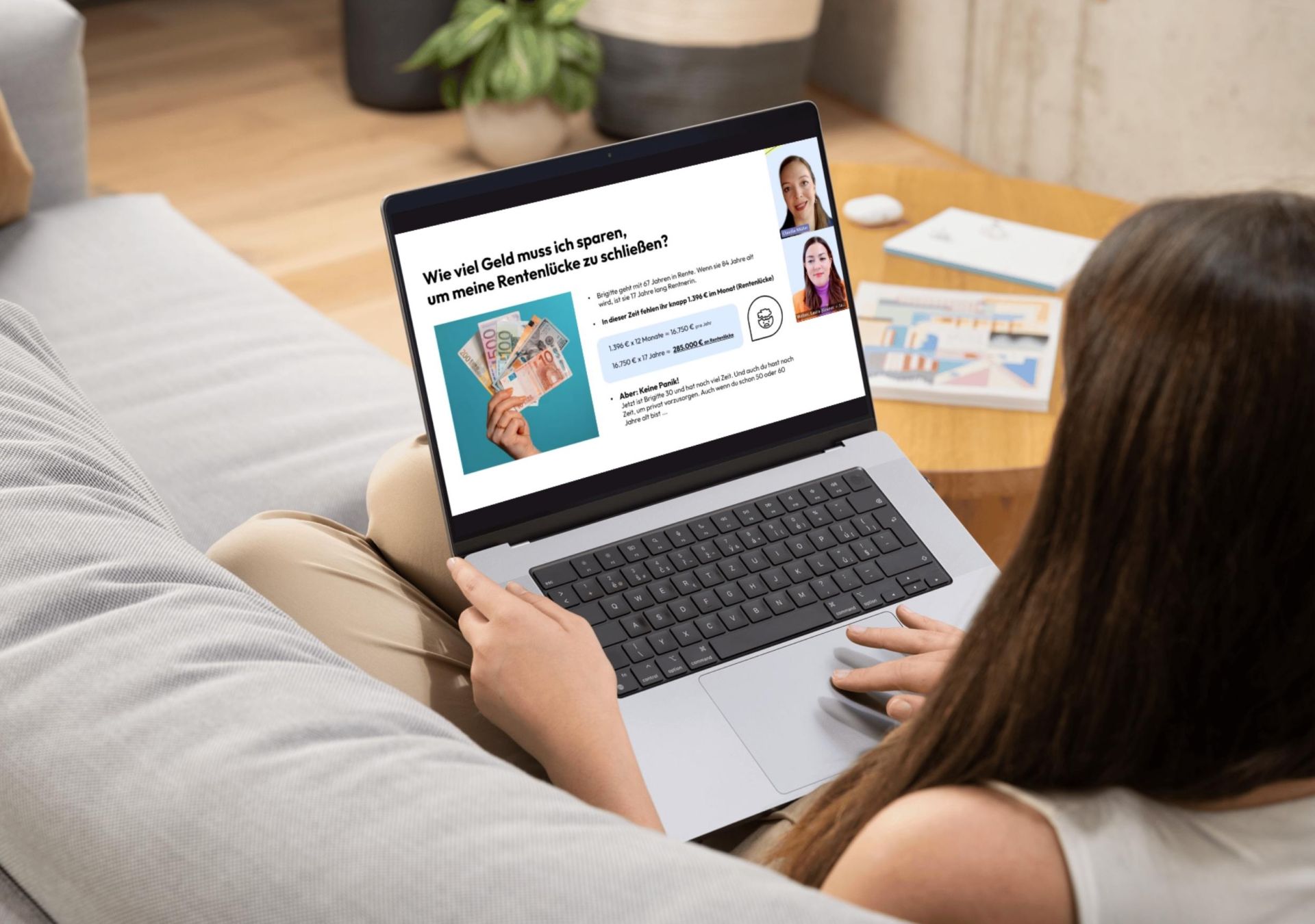 Frau, die auf Laptop mit Webinar blickt. 