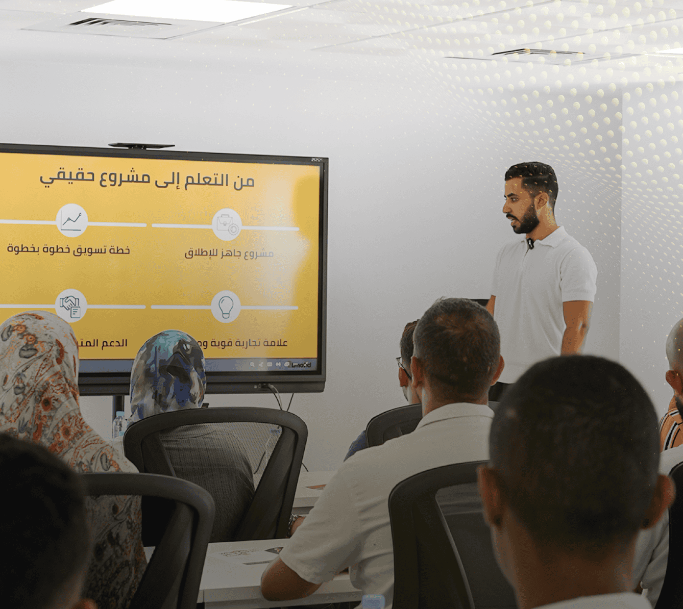طلاب يتعلمون التسويق الرقمي
