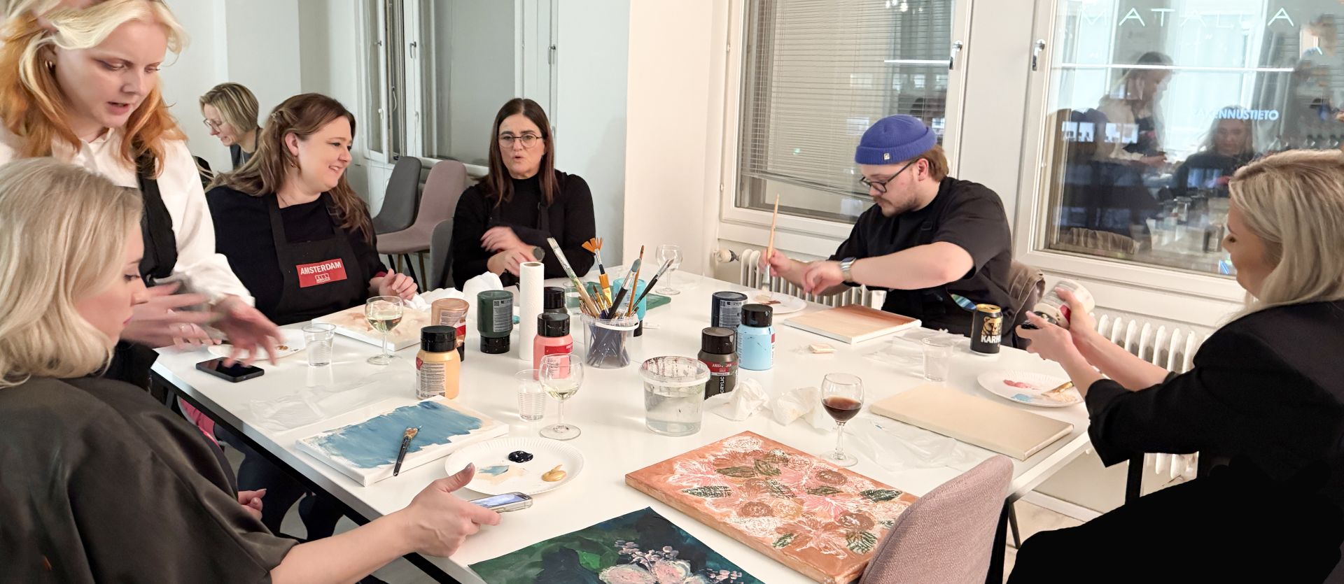 maalauspaja helsinki Paint & Wine tiimipäivä