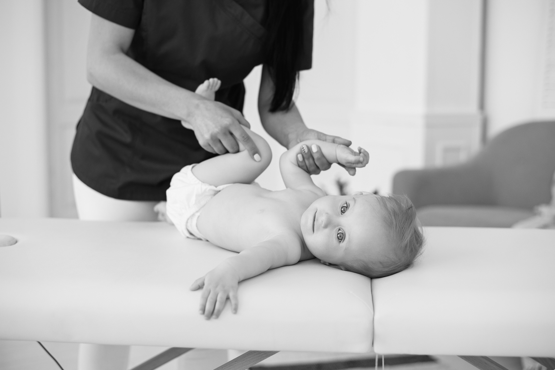 bébé en pleine séance de kiné