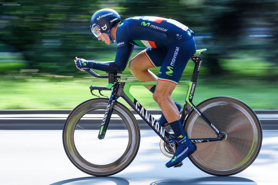 Homme sur un vélo de course