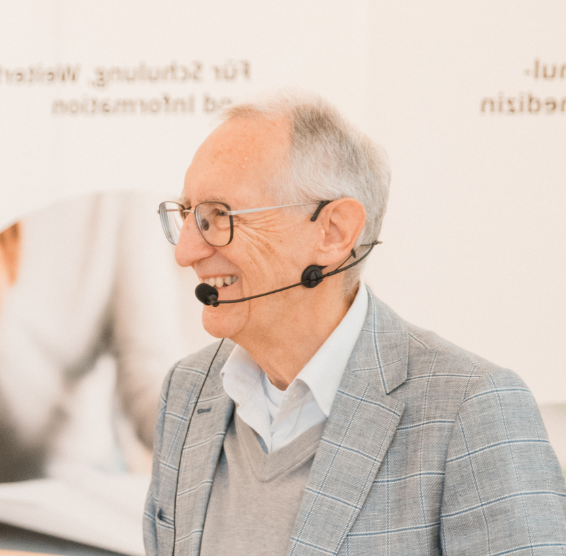 Referent im Gespräch mit Teilnehmenden