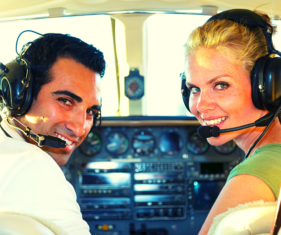 Deux pilotes souriants avec casques dans le cockpit – formation Santé mentale & sécurité des vols
