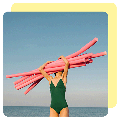 Frau mit Fernglas blickt in die Ferne – Symbol für Weitblick und Entwicklung durch gezielte Trainings für Führungskräfte.