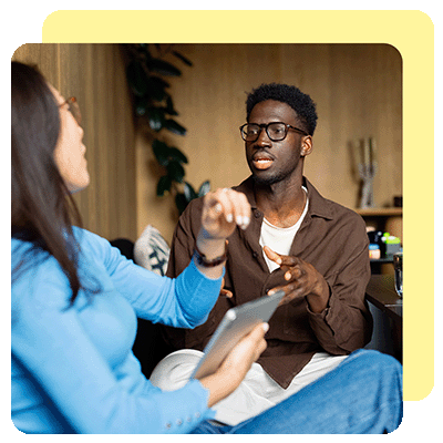 Frau mit Fernglas blickt in die Ferne – Symbol für Weitblick und Entwicklung durch gezielte Trainings für Führungskräfte.