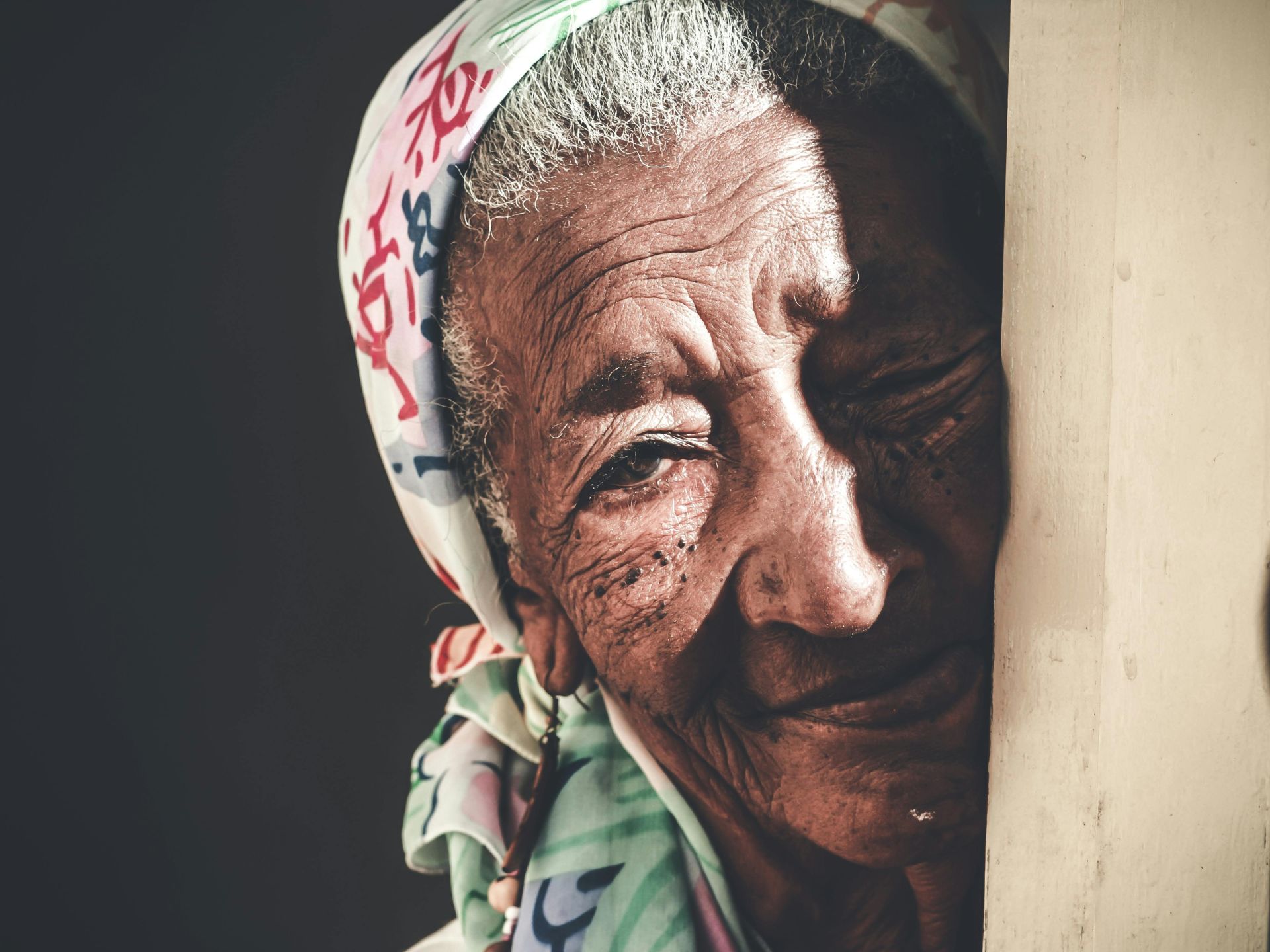 image d'une femme à la peau photo vieilli 