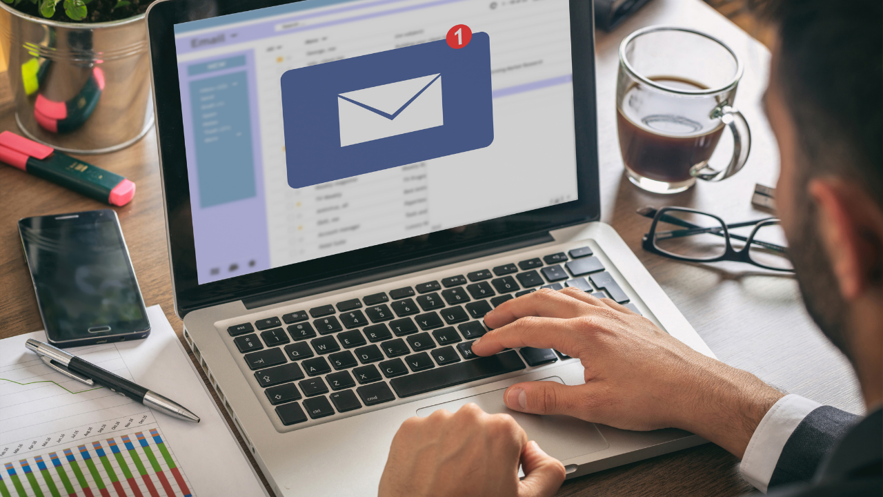 Professional using Microsoft Outlook email habits to keep an organized inbox.