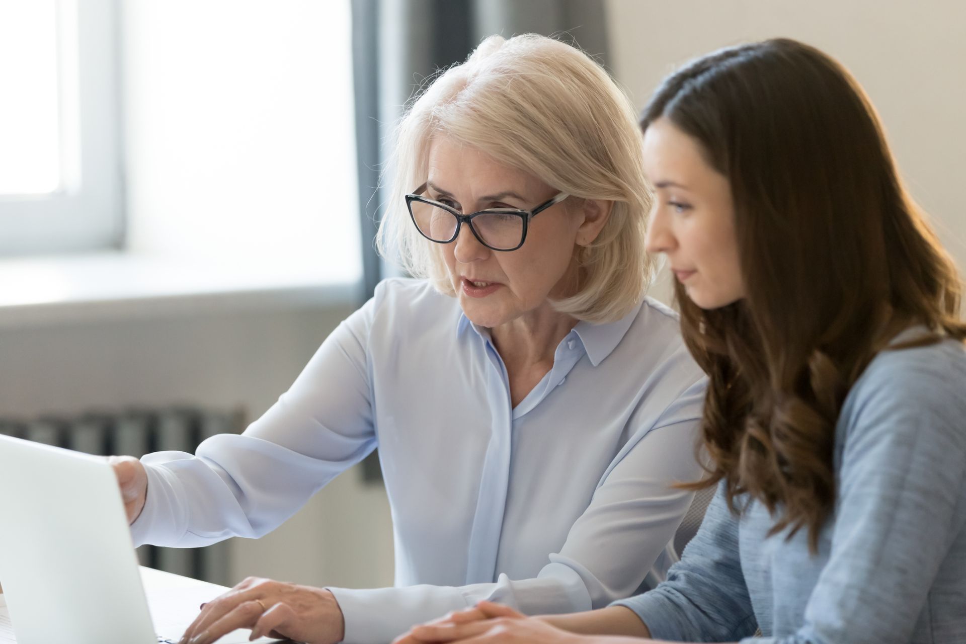 Manager in team meeting listens to colleague