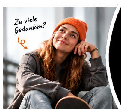 Junge Frau mit orangefarbener Mütze sitzt entspannt mit einem Skateboard und blickt lächelnd nach oben