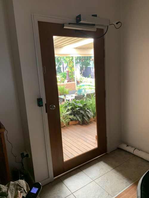 door with device that automatically opens it