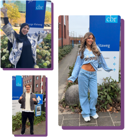 Drie studenten poseren blij voor een CBR-locatie na het behalen van hun theorie-examen