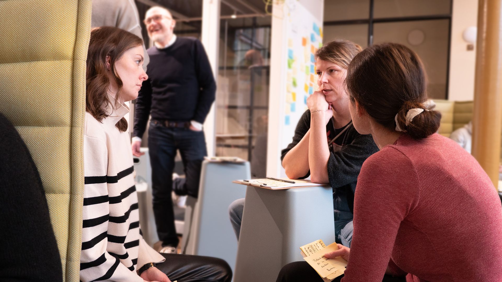 Teilnehmer:innen und Berater:innen in einem von zero360 veranstalteten Workshop reflektieren während einer Breakout-Session im Haus Lademann in Berlin über ihre Erkenntnisse.