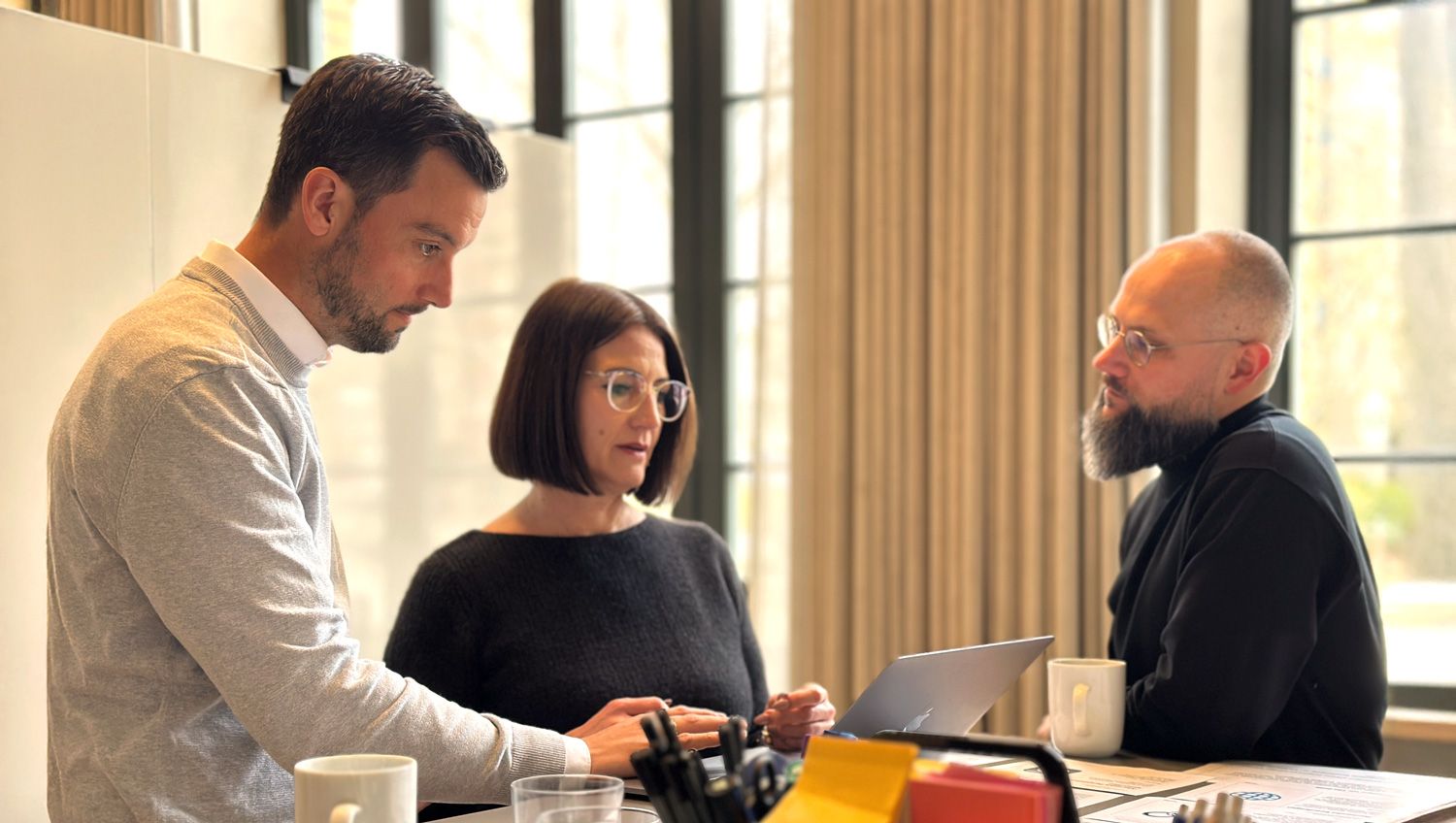 Angeregte Diskussion unter drei Teilnehmer:innen während eines von zero360 veranstalteten Workshops im Haus Lademann in Berlin.