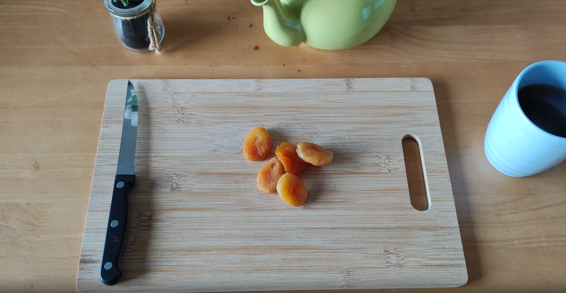 100 calories of dried apricots