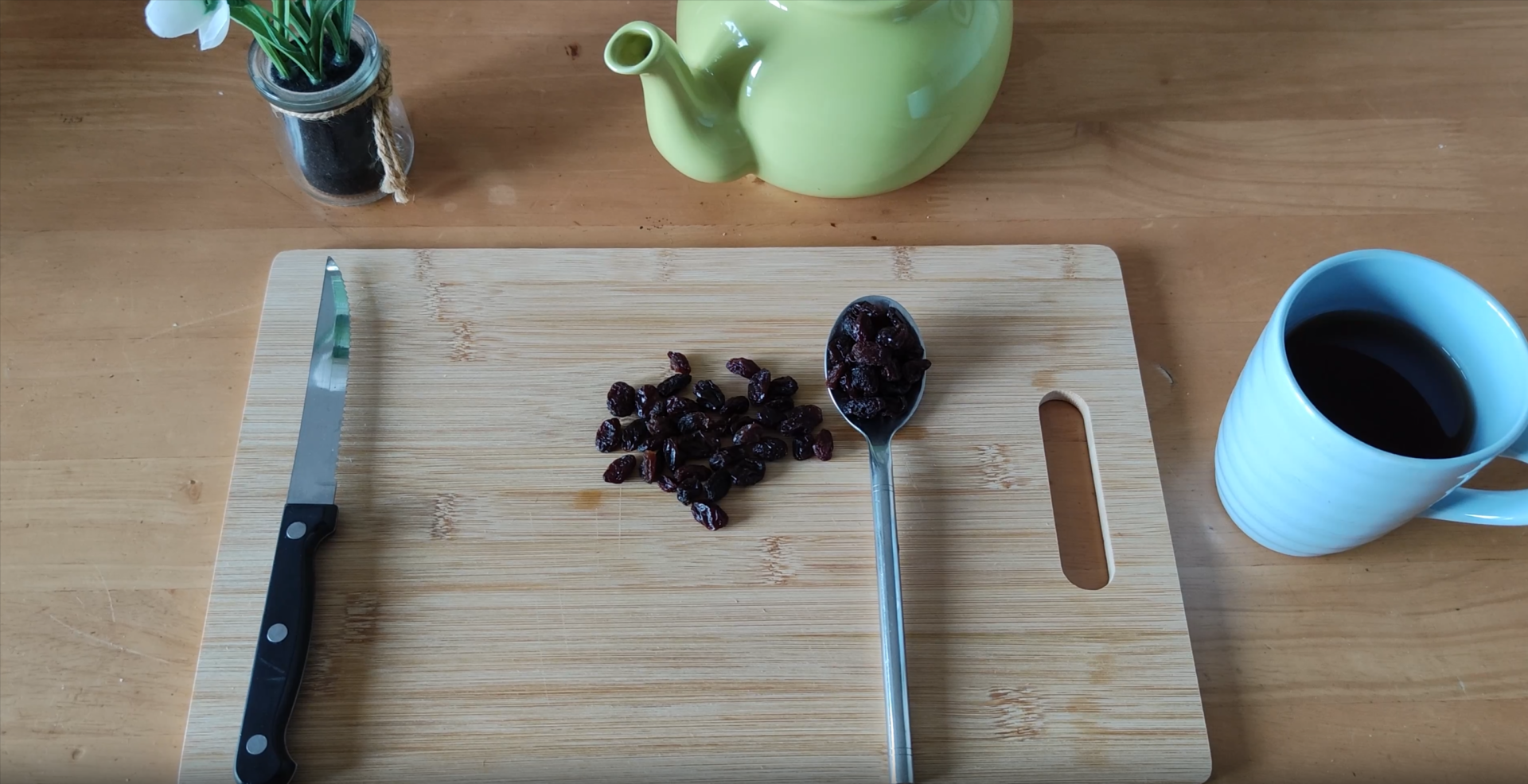 100 calories of raisins