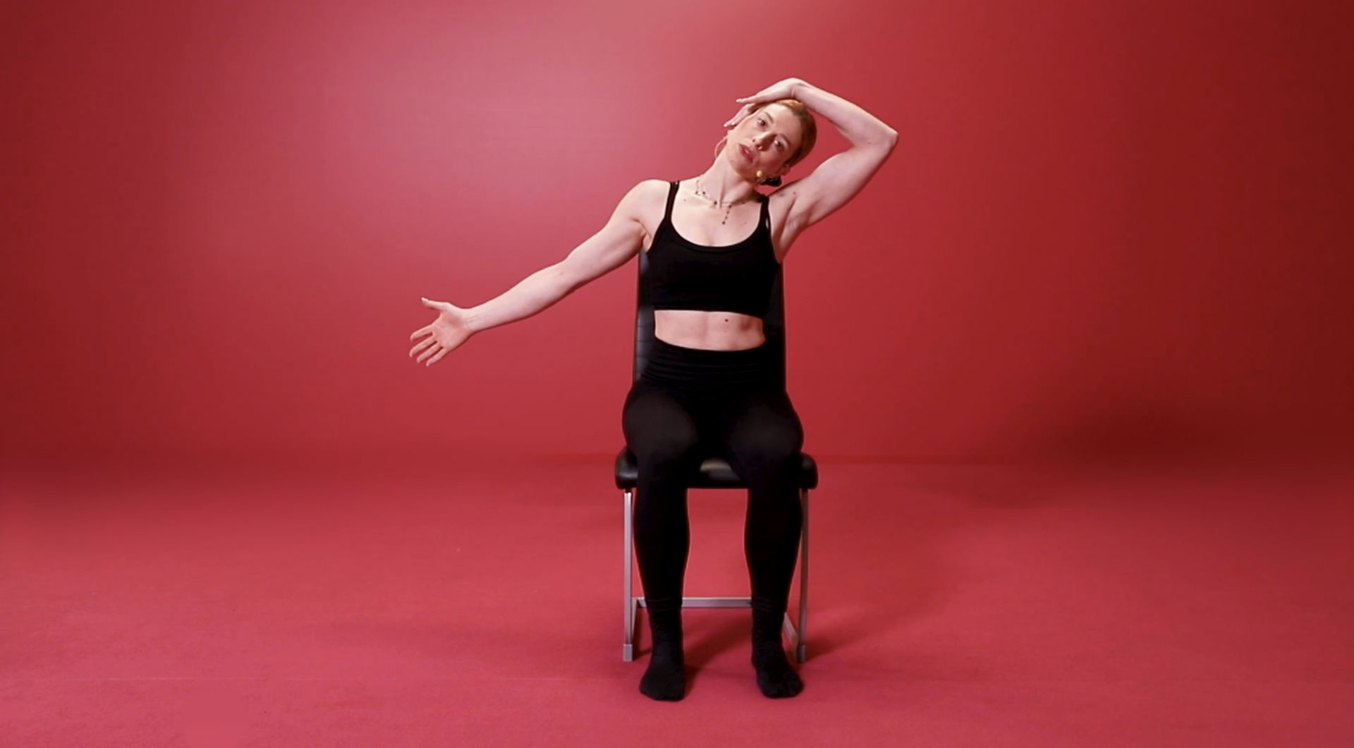 Trainer che fa esercizi per il collo