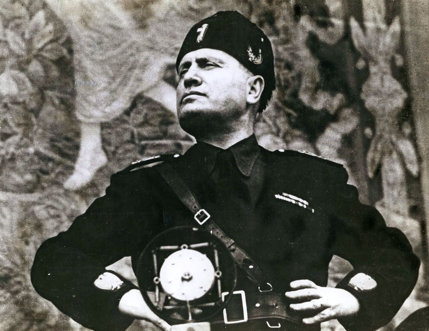 Бенито Муссолини — диктатор, возглавлявший Италию с 1922 по 1943 год и создавший первую в мире фашистскую систему власти.