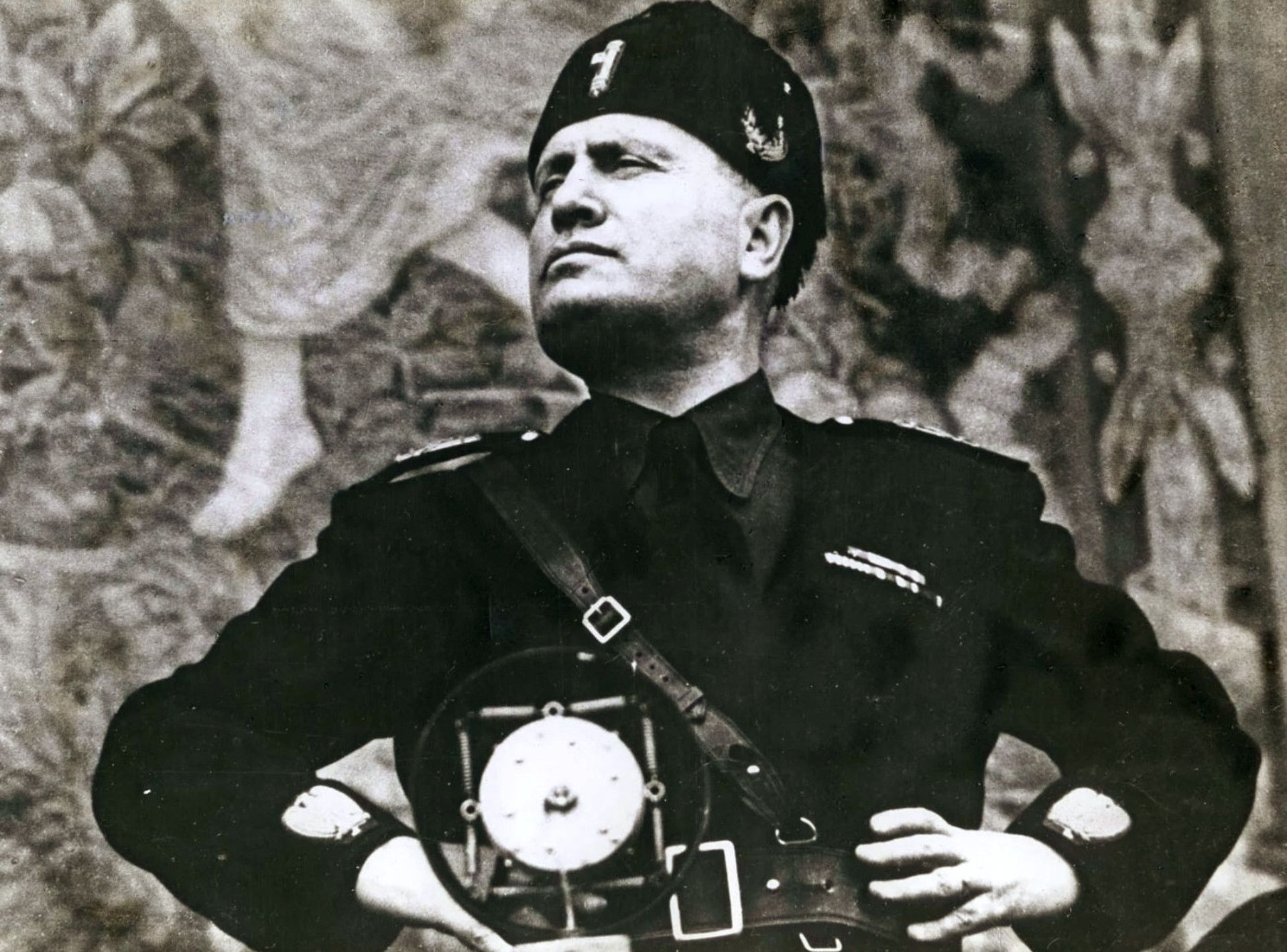 Бенито Муссолини — диктатор, возглавлявший Италию с 1922 по 1943 год и создавший первую в мире фашистскую систему власти