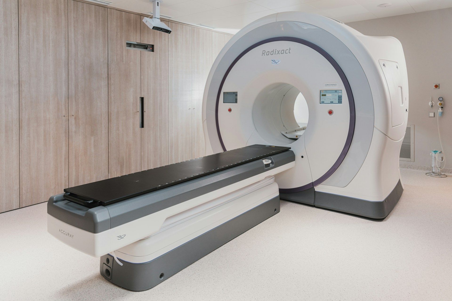 Principles and Clinical Applications of Magnetic Resonance Imaging