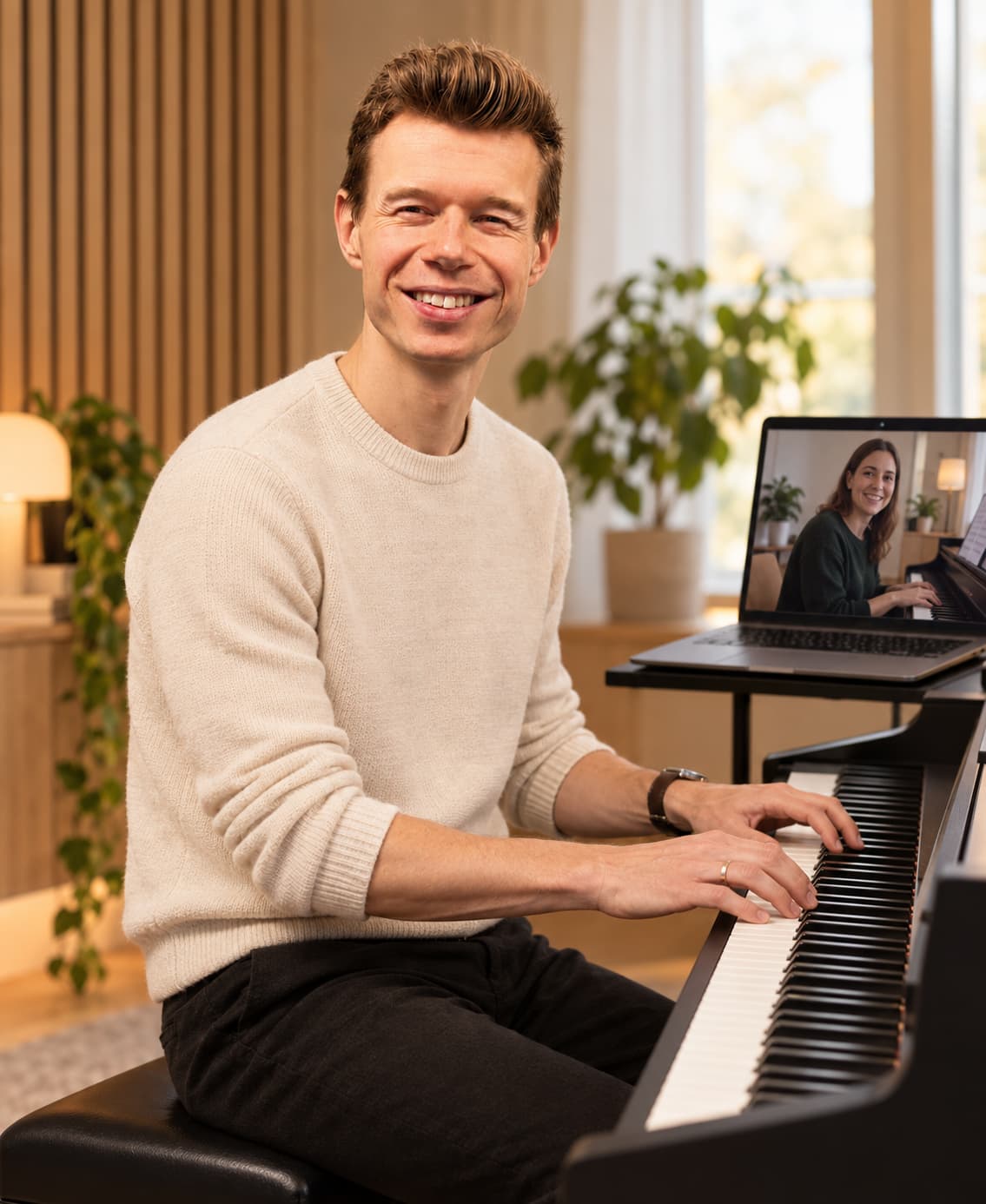 Fred-Håkon sammen med online pianoelev