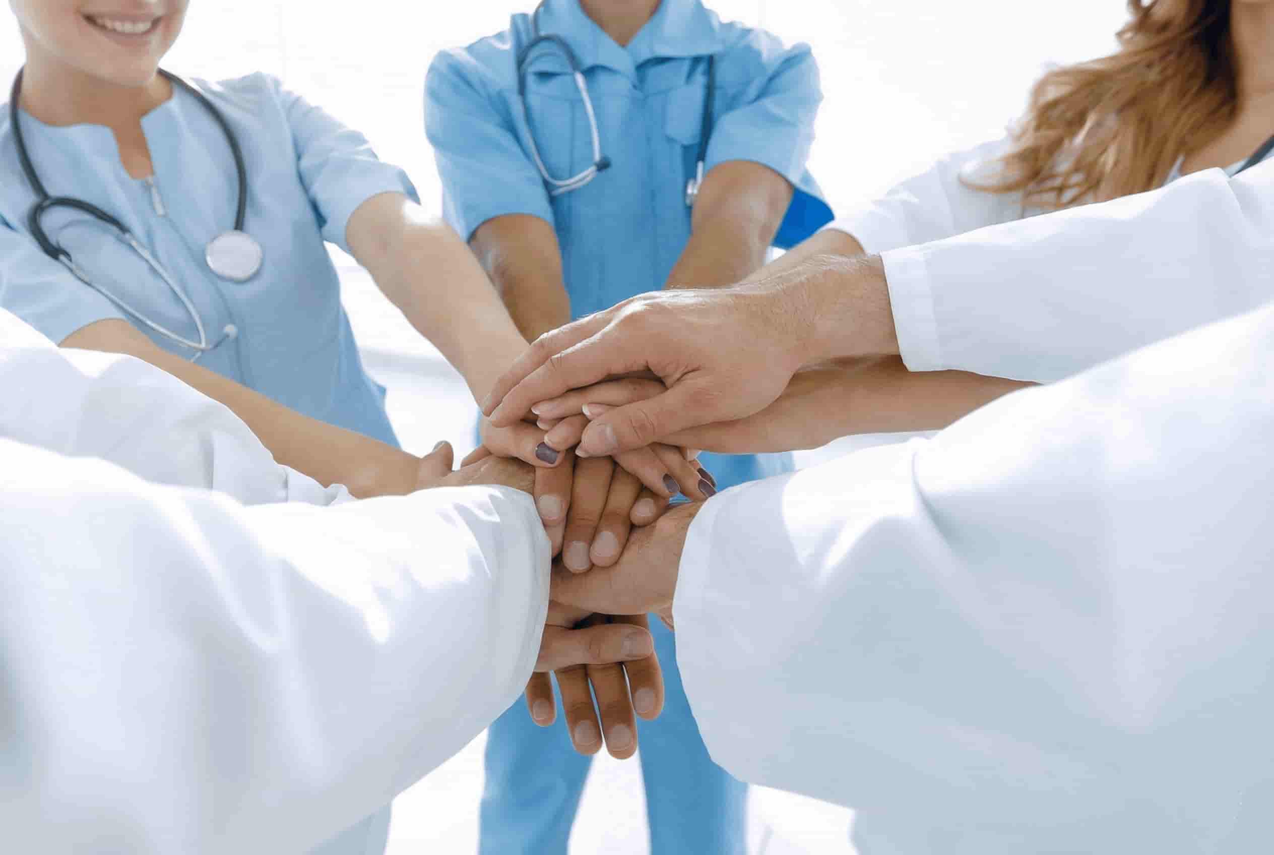 Équipe de professionnels de santé unis autour de la formation à l'IA
