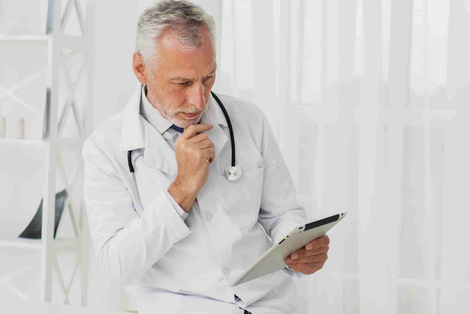 Médecin consultant une formation IA santé sur tablette