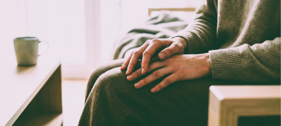 Jak Radzić Sobie Ze Stresem - dłonie na kolanach podczas praktyki