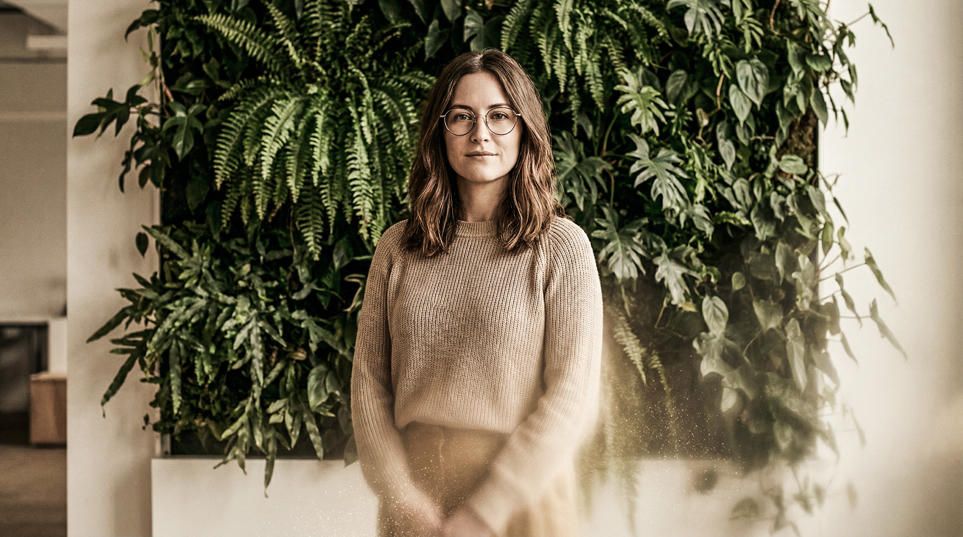 Jak Radzić Sobie Ze Stresem - kobieta w okularach na tle roślinności