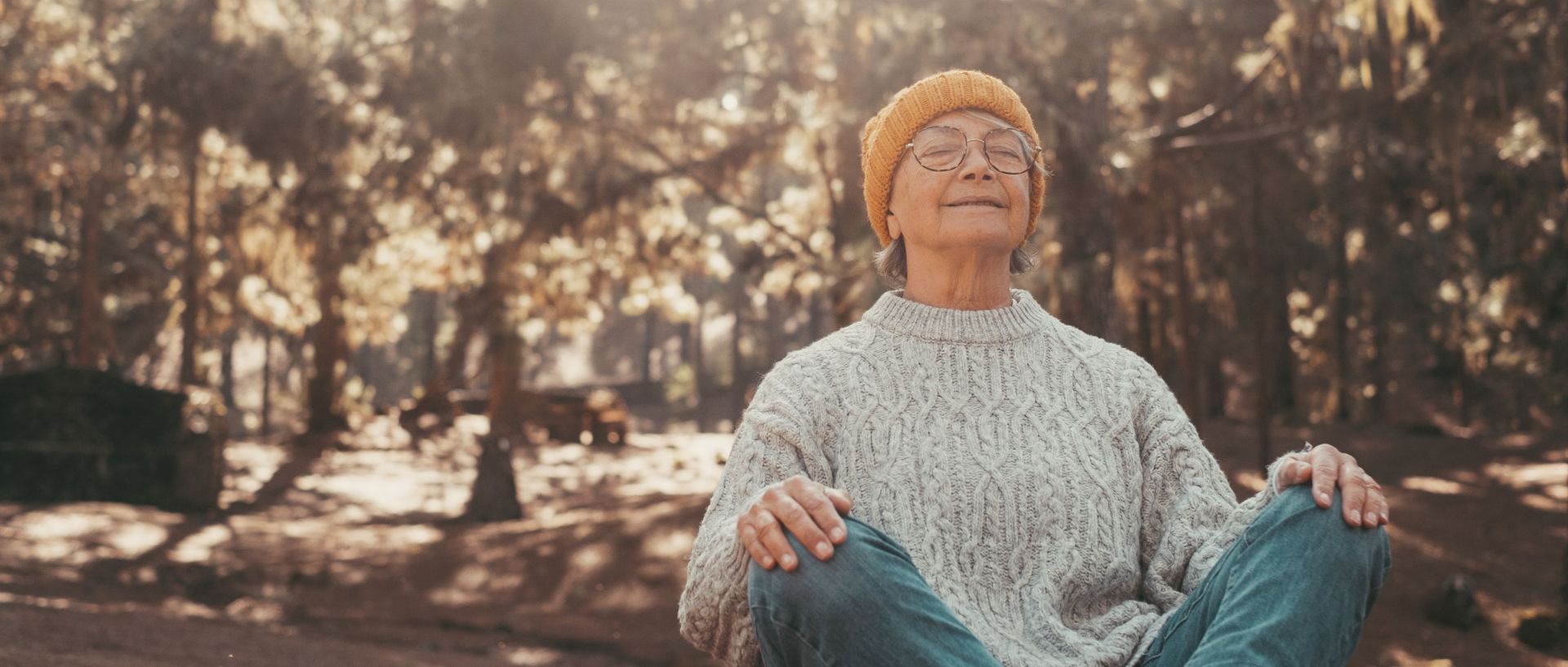 Jak przestać manifestować z poziomu braku – kobieta w stanie wewnętrznego spokoju