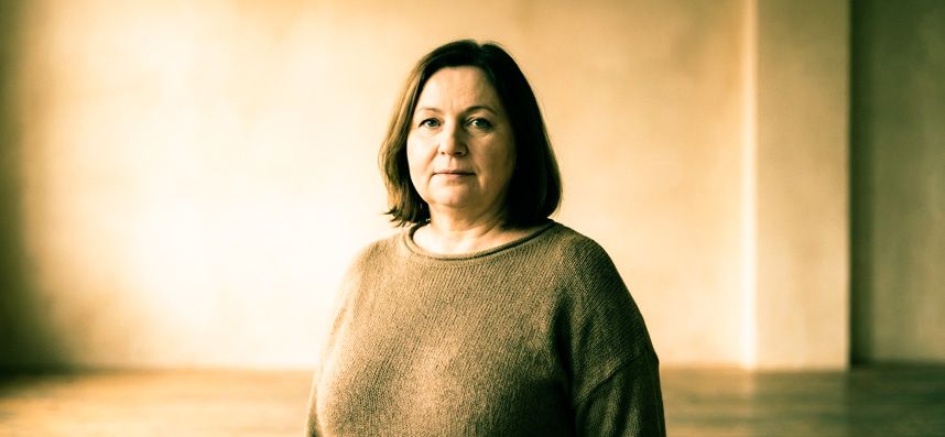 Jak Radzić Sobie Ze Stresem - Spokojna kobieta na tle ściany