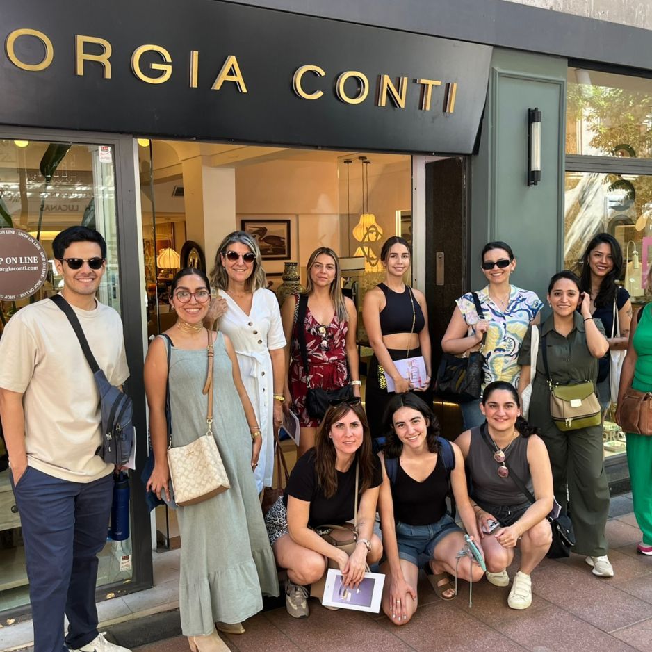 Alumnos de INSENIA en una visita profesional a un showroom de interiorismo en Madrid.