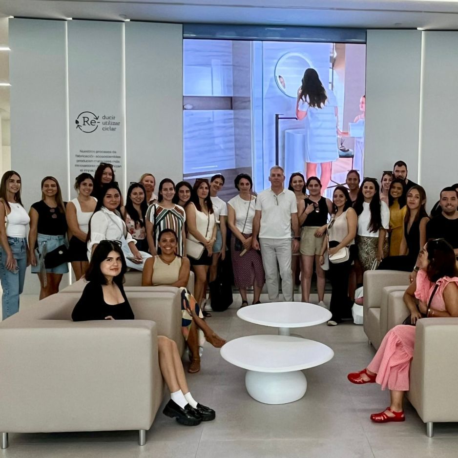 Grupo de alumnos de INSENIA durante una visita a un showroom de diseño en Madrid, entre sofás y mesas.