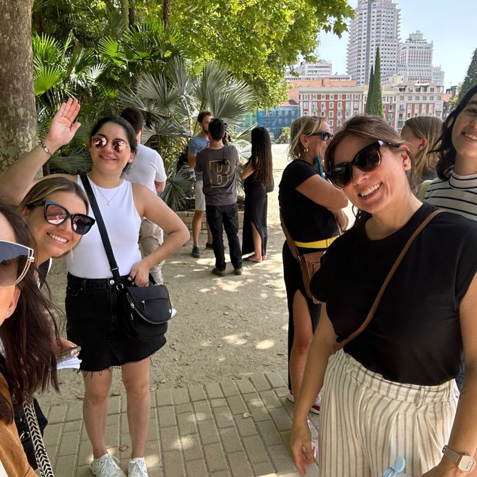 Alumnos de diseño de interiores de INSENIA en una ruta a pie por Madrid, con la ciudad al fondo.