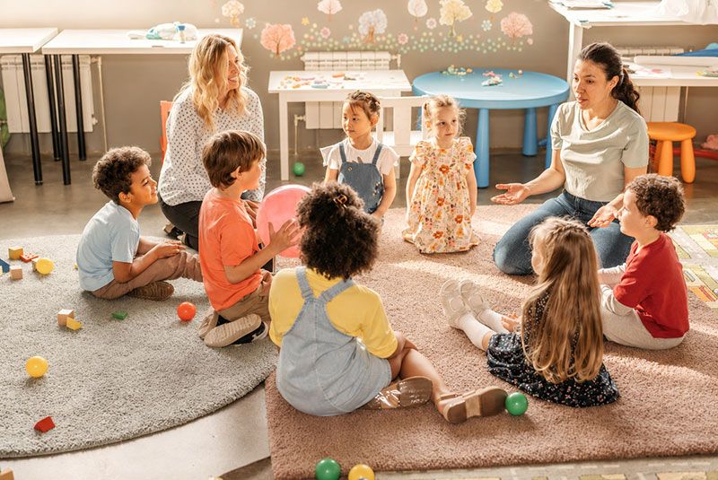 Erzieherinnen in der Kita mit einer Kindergruppe