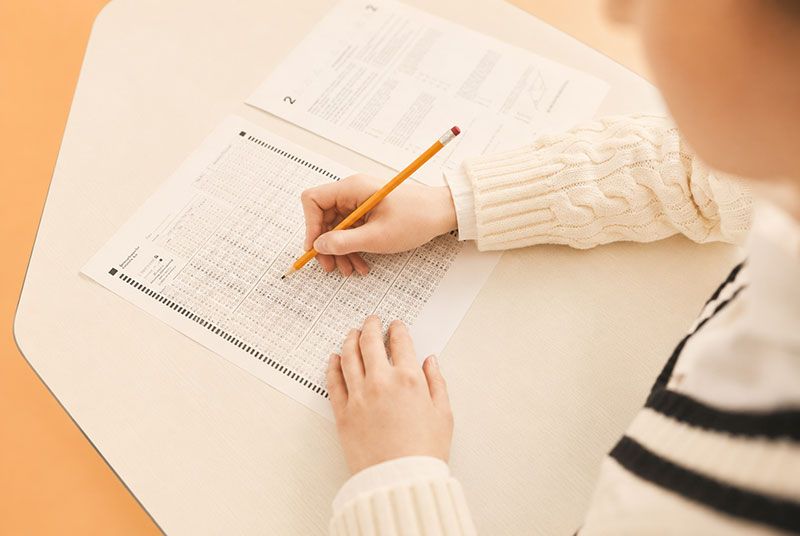 Ein Schüler schreibt einen Test