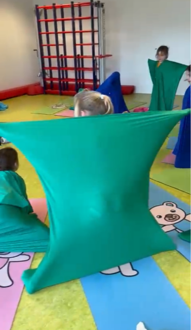Kinderen beleven samen een yoga-avontuur tijdens een kinderyogales.