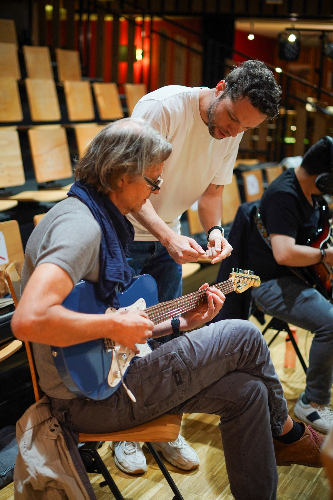 Florent Garcia accompagnant un élève pendant un cours de guitare
