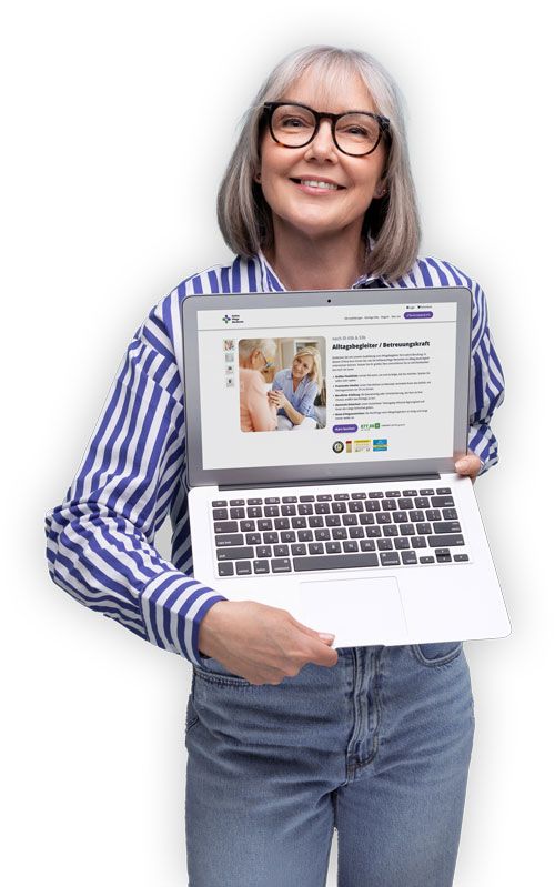 Frau zeigt Laptop, auf dessen Bildschirm die Website der Online Pflege Akademie zu sehen ist