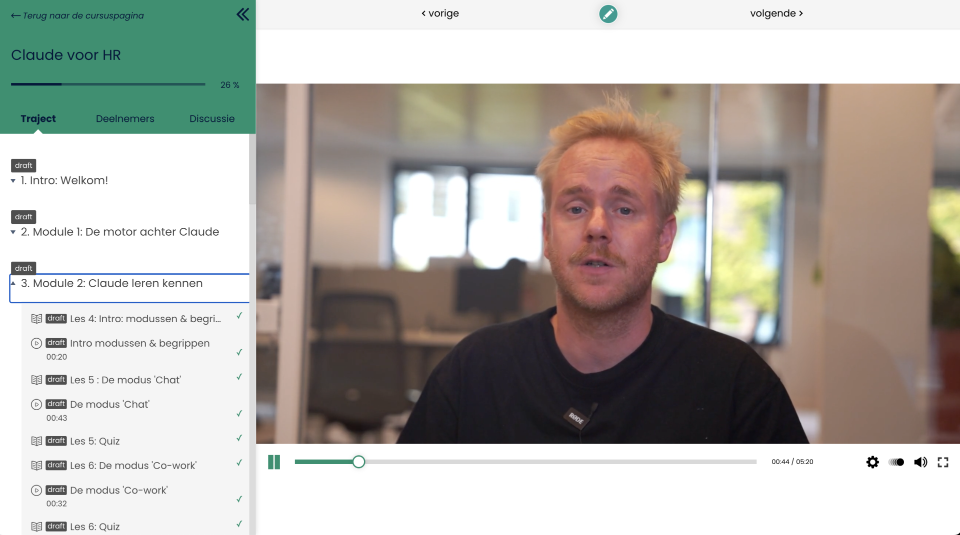 De cursusomgeving van Claude for HR: links de modules en lessen, rechts de video