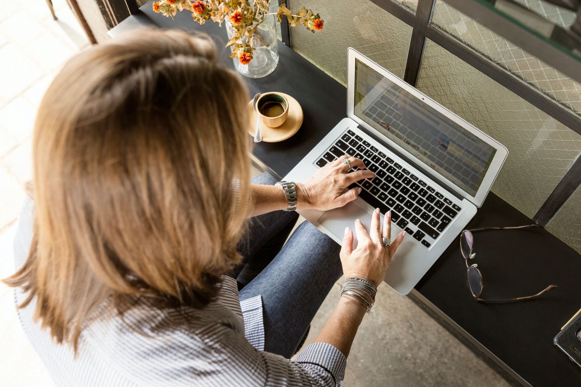 photo someone on keyboard with medium length brown hair 