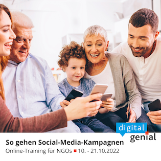 Familie mit Kind und Großeltern, schauen auf Smartphones und lachen