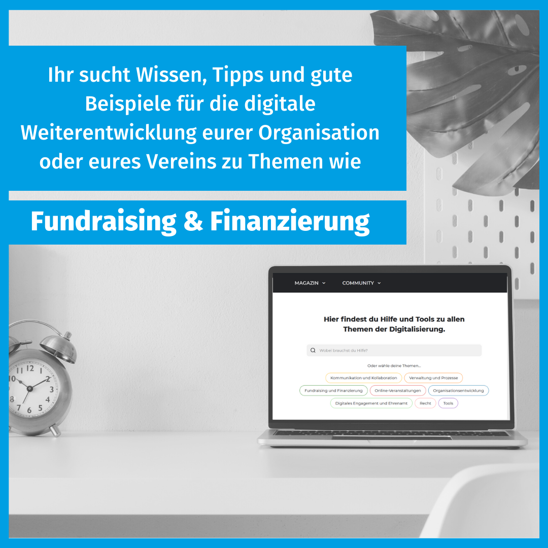 Foto mit Computer in schwarz/weiß, darauf weißer Text auf blauem Hintergrund: Tipps, Wissen und gute Besipsiele zu Fundraising & Finanzierung