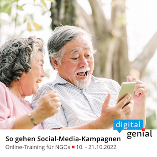 Älteres Paar schaut auf Handy und lacht