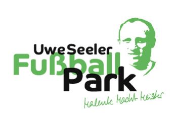 Ein grün-schwarzes Uwe Seeler Fußball Park Logo auf weißen Hintergrund.