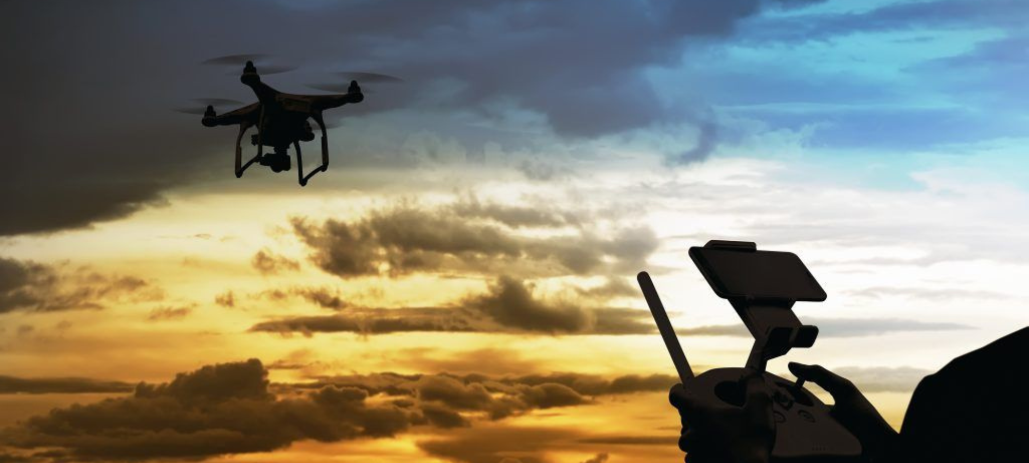 Χειριστής κρατά drone σε εξωτερικό χώρο για μάθημα A1 A3 BASIC