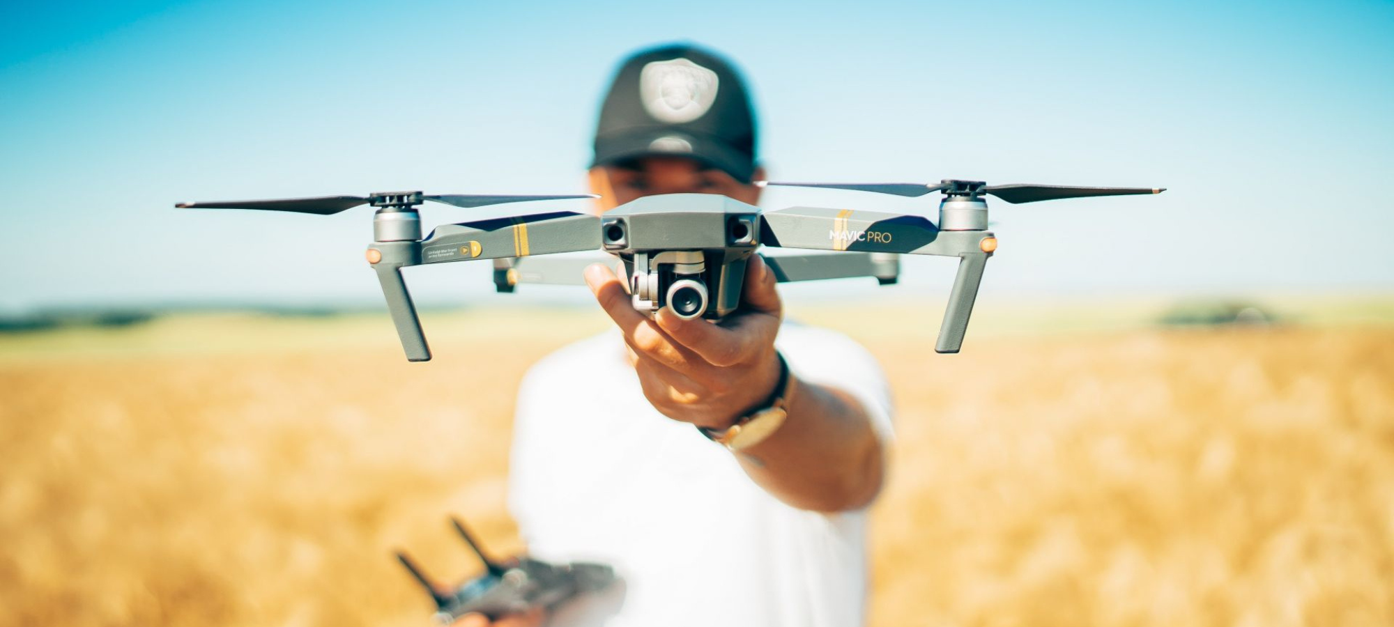 Χειριστής κρατά drone σε εξωτερικό χώρο για μάθημα A1 A3 BASIC