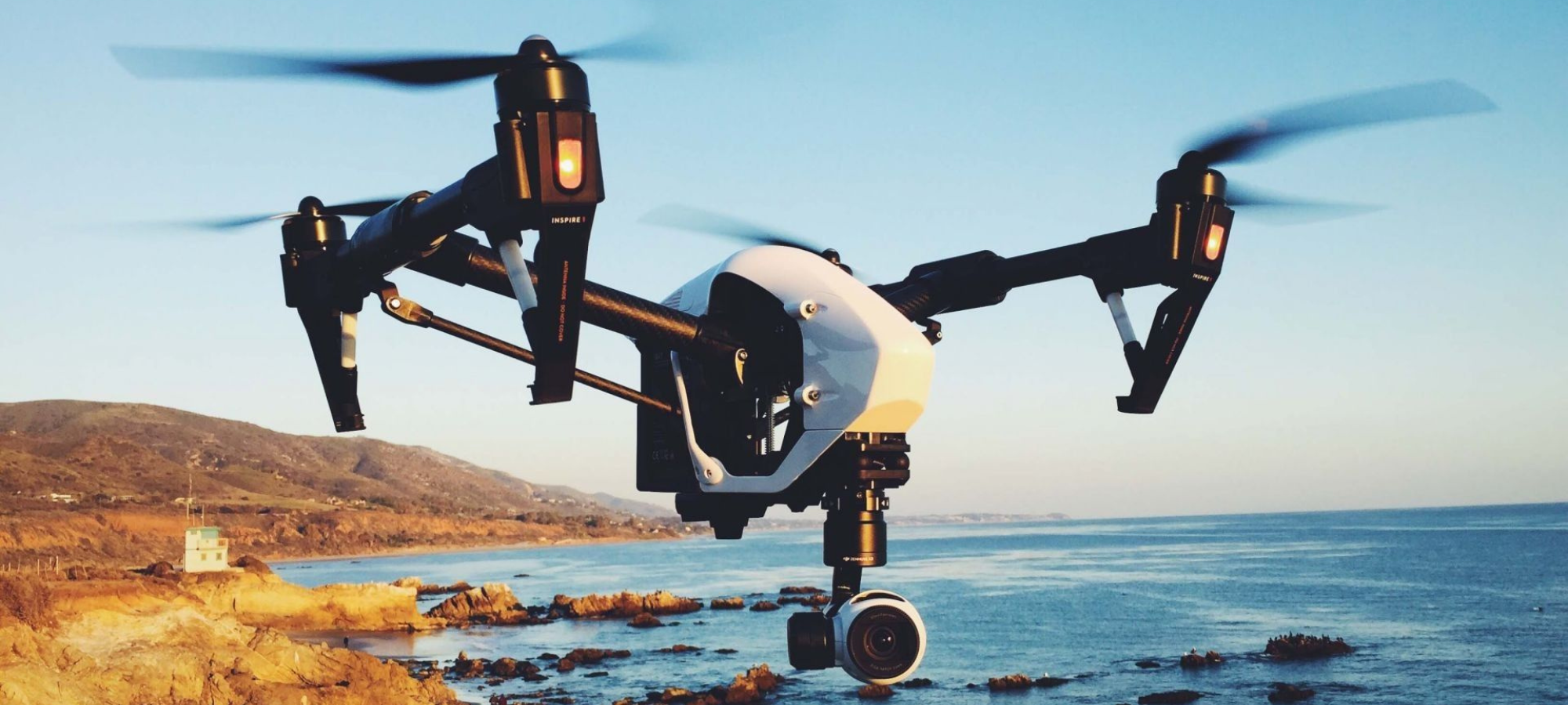 Χειριστής κρατά drone σε εξωτερικό χώρο για μάθημα A1 A3 BASIC