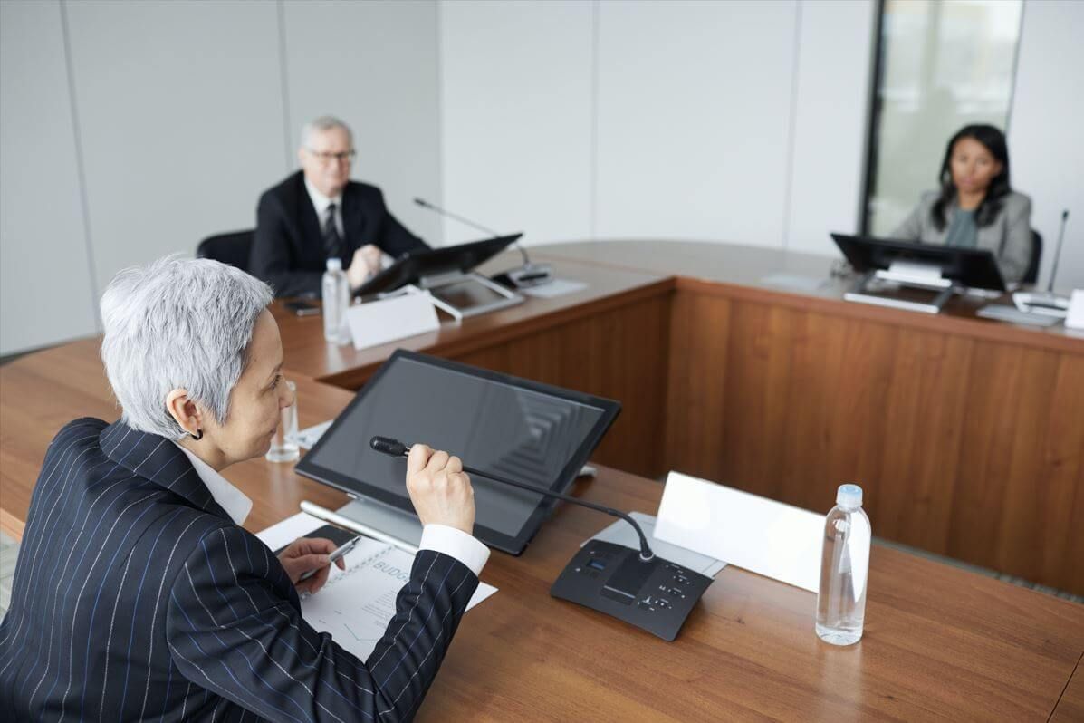 Board members and CEO in a meeting talking food safety governance and the importance of food safety culture and governance training - Food Surety wepage elearning 