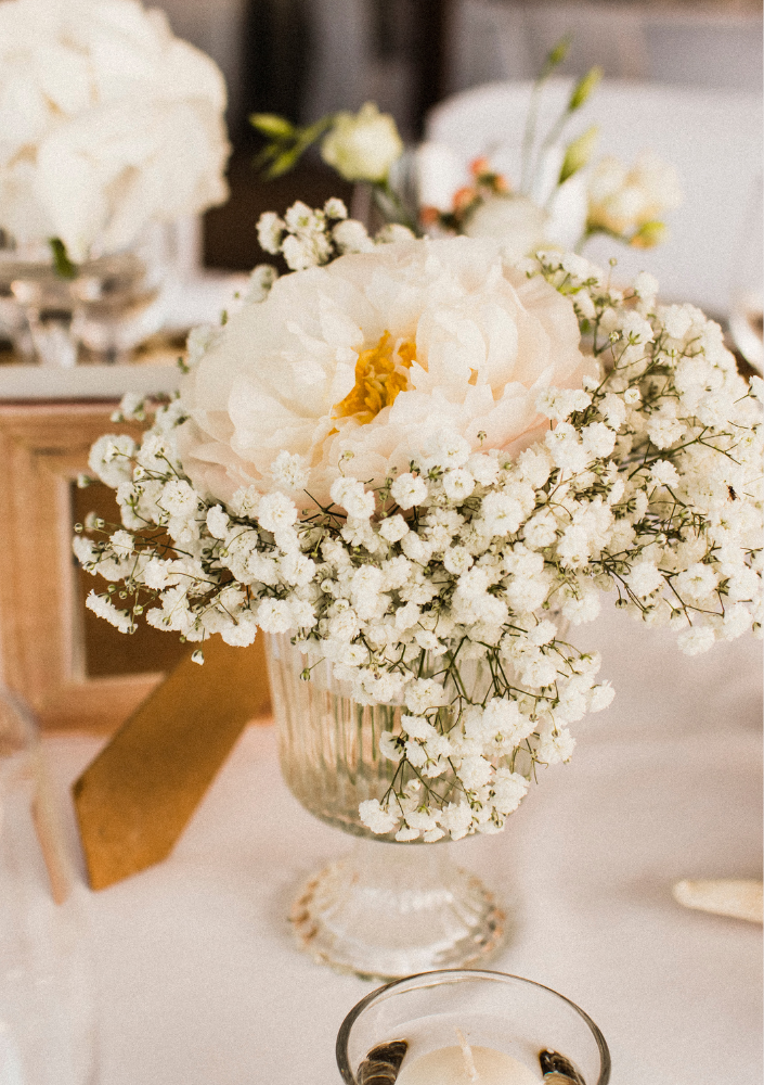 ดอกไม้สีขาวในแจกันทรงเตี้ย สำหรับงานแต่งงาน