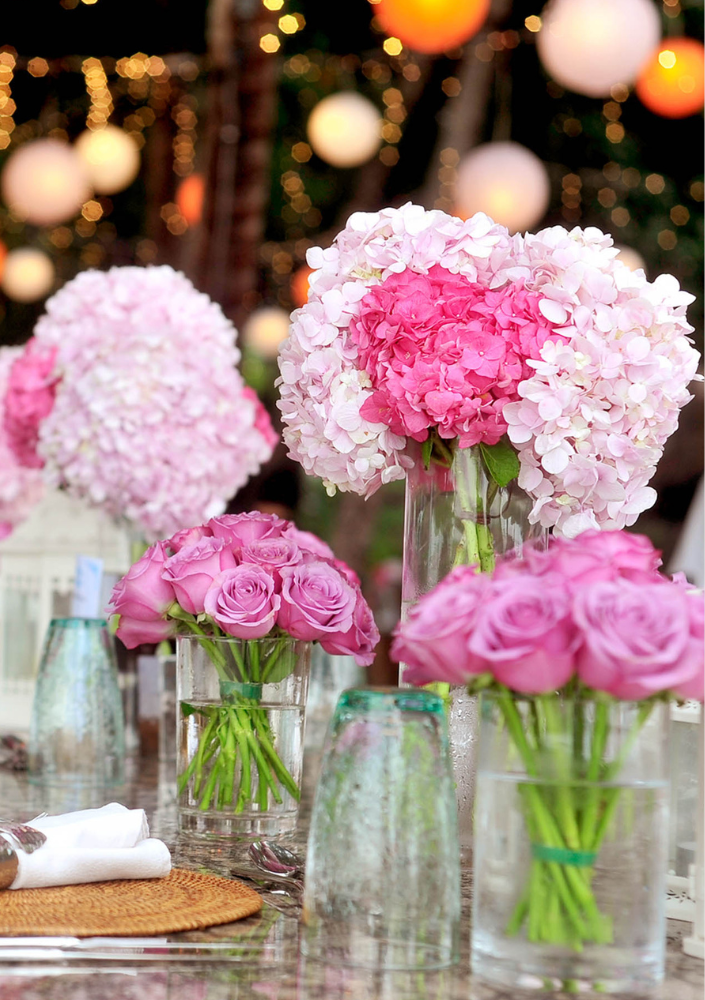 ดอกกุหลาบและดอกไฮเดรนเยียสีชมพูสไตล์มินิมอล อยู่ในภาชนะทรงสูง